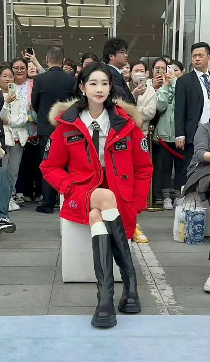 看了张艺凡才知道：原来有人翘二郎腿一只脚可以踩到地上，普通人应该做不到 