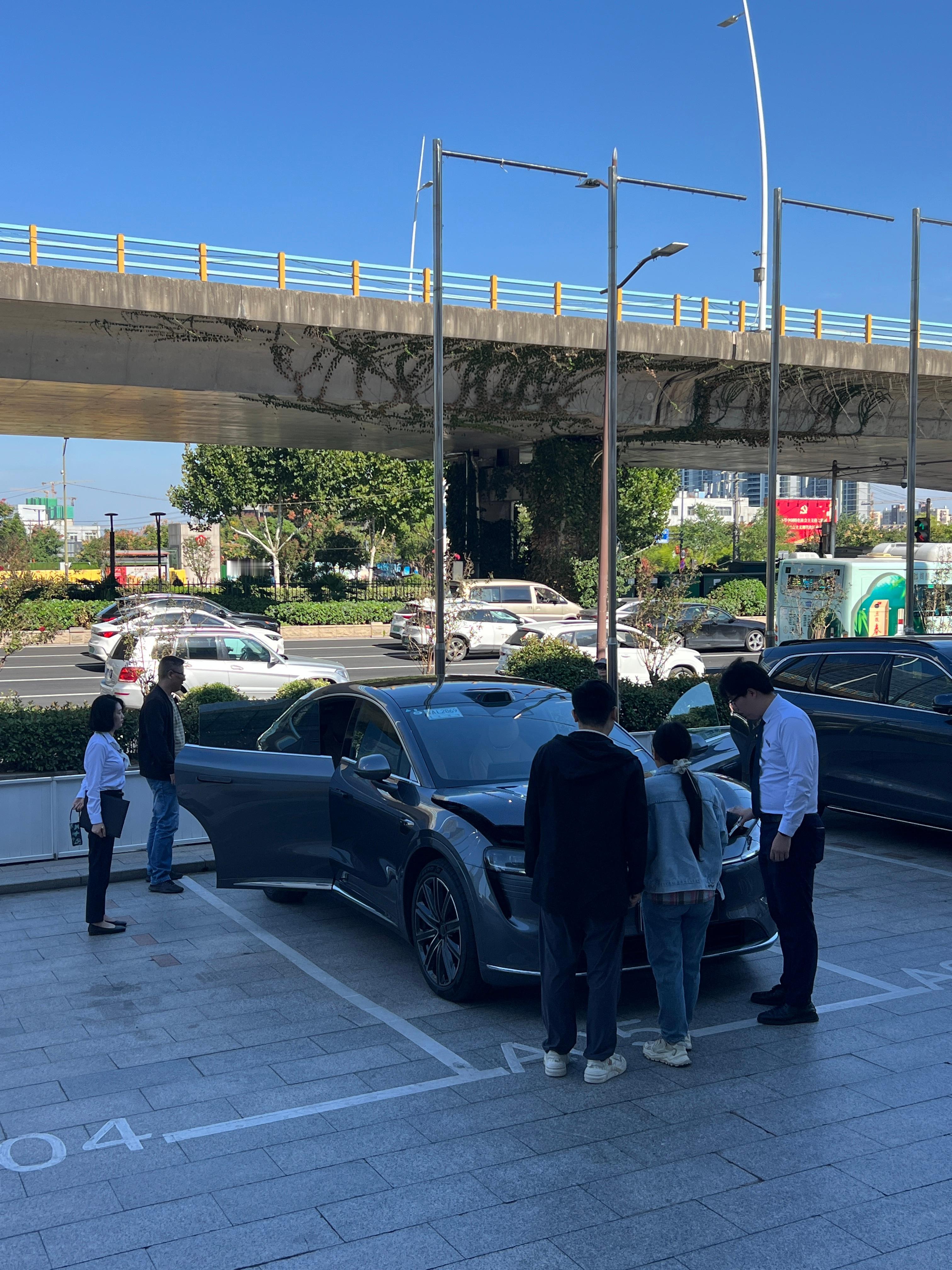 我还是第一次来鸿蒙智行的展厅，二楼客休区全套华为智能家居，连床都搬过来了，有点意