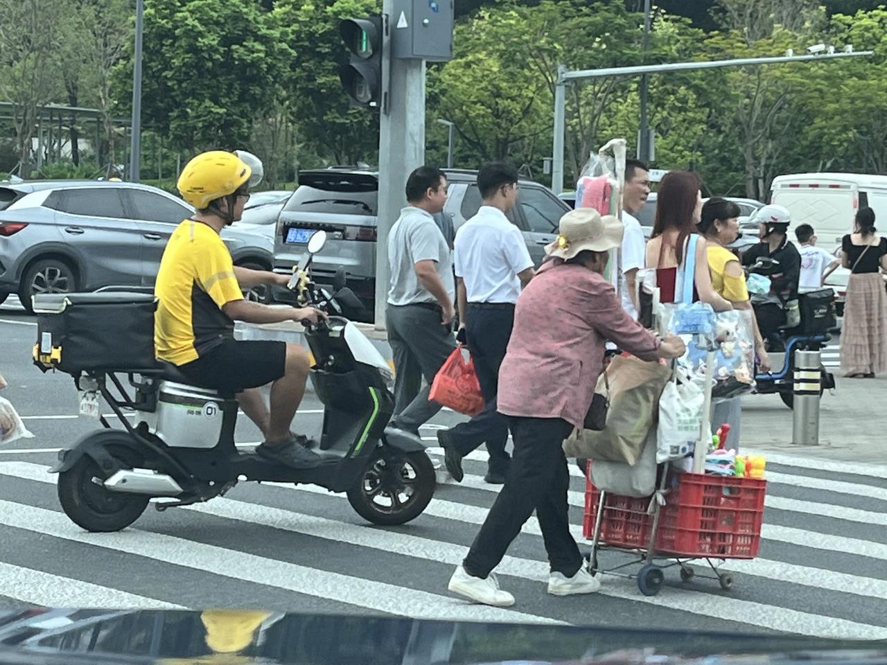 这婆婆这么大岁数了还要出来摆地滩，幸运的是她身体硬朗。