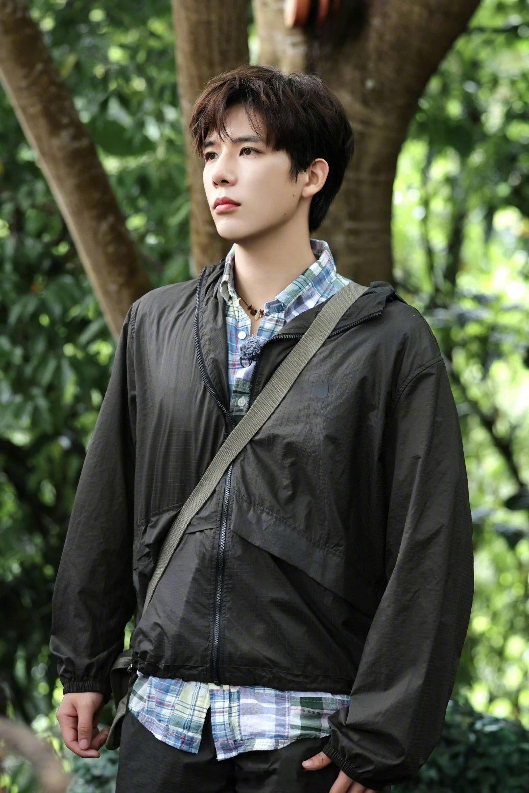 武艺偷偷用王安宇的沐浴露武艺的搞笑名场面来了，说起王安宇洗澡唱歌，话题拐到沐浴露