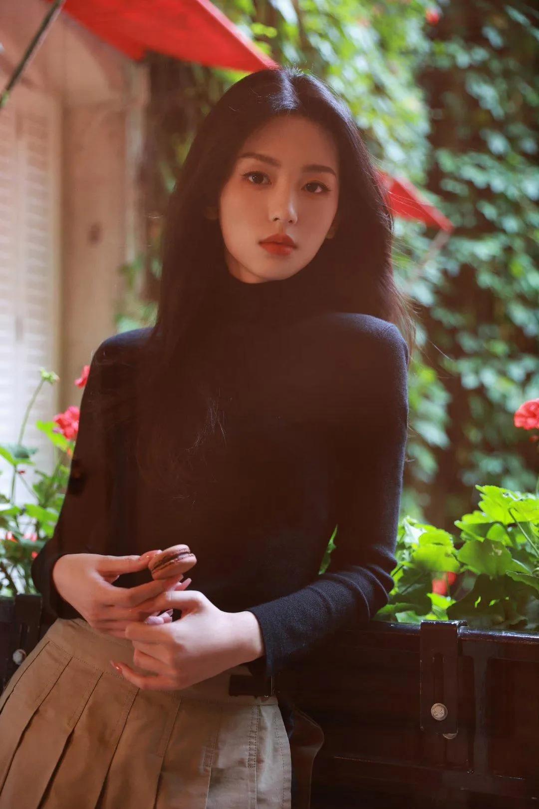 周也秋日街拍，气质温柔明媚，美的简直每一张都是壁纸级别呀！