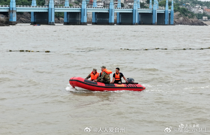 防汛救援联合演练台州玉环筑牢沿海安全防线6 月 25 日上午，玉环开展沙滩水域海