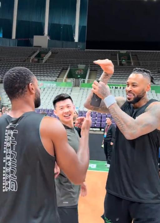 刷到弗格先和继伟相拥，转头又与杨导紧紧抱在一起，末了还将两人一同揽入怀中。这一幕