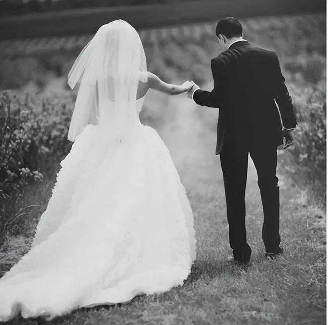 【结婚的意义：在契约与自由之间寻找答案】  

有人说，婚姻是爱情的升华，是两个