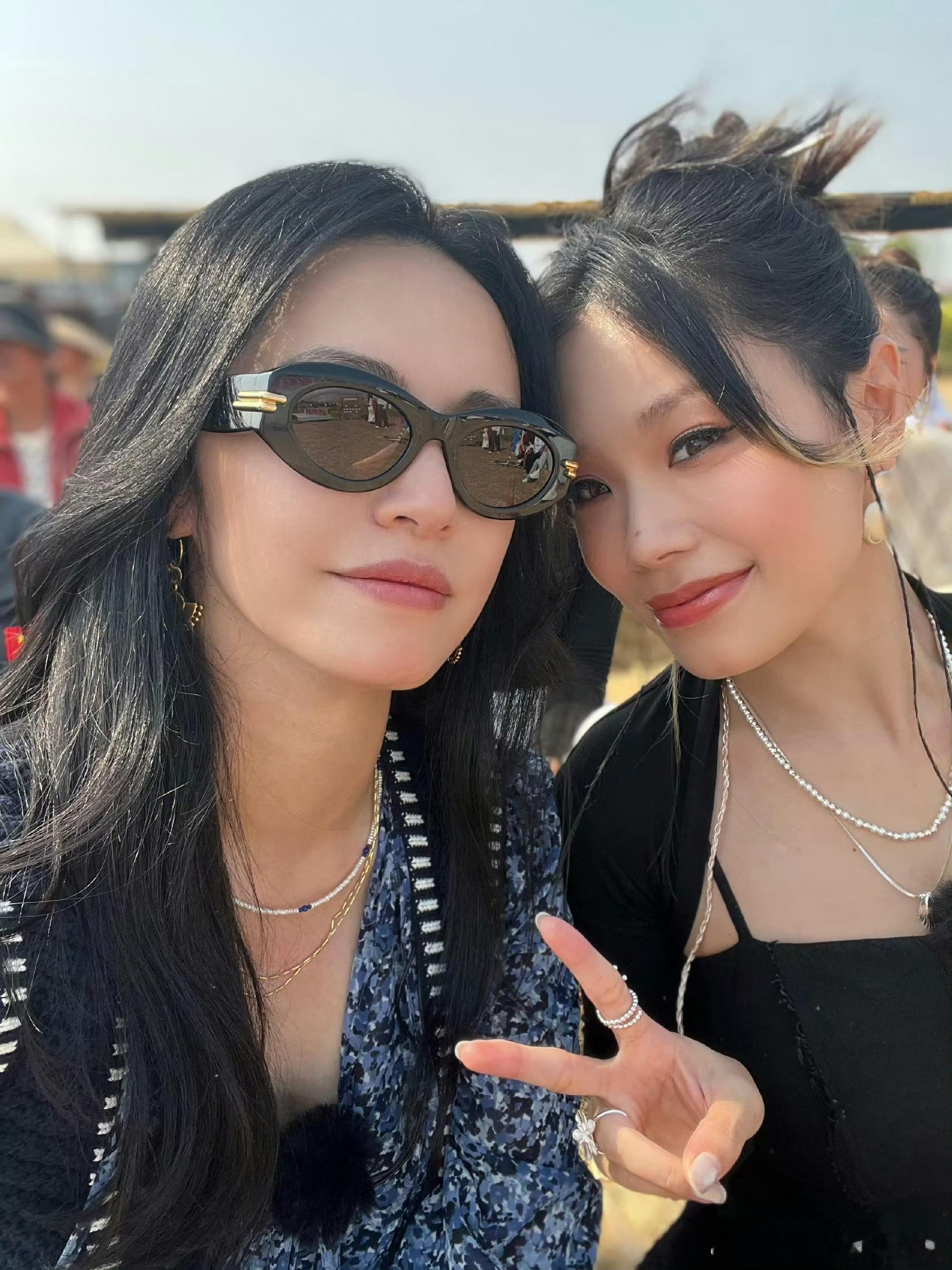 #姚晨晒和万妮达合照# 我现在特别想知道#花儿绽放# 这期录什么，能让姚晨和万妮