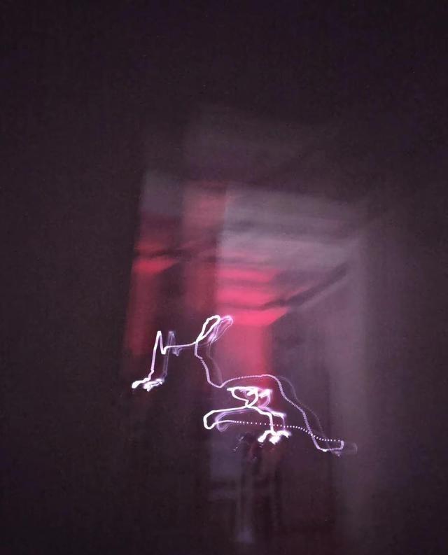 半夜学习拍星空，调手机参数，试着拍到的，什么玩意，吓我一跳，今晚又是不眠之夜
