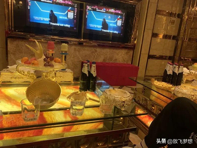 曾经的年轻人“聚会圣地”KTV，如今却大批倒闭，过去七年就关了超六万家。想当年，
