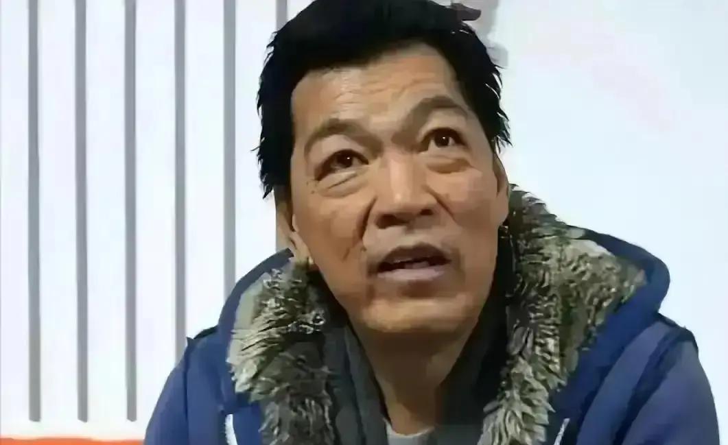 炒粉摊日入800，弟弟年薪百万
 
大傻走了十五年，两个儿子把同一条路掰成两半。