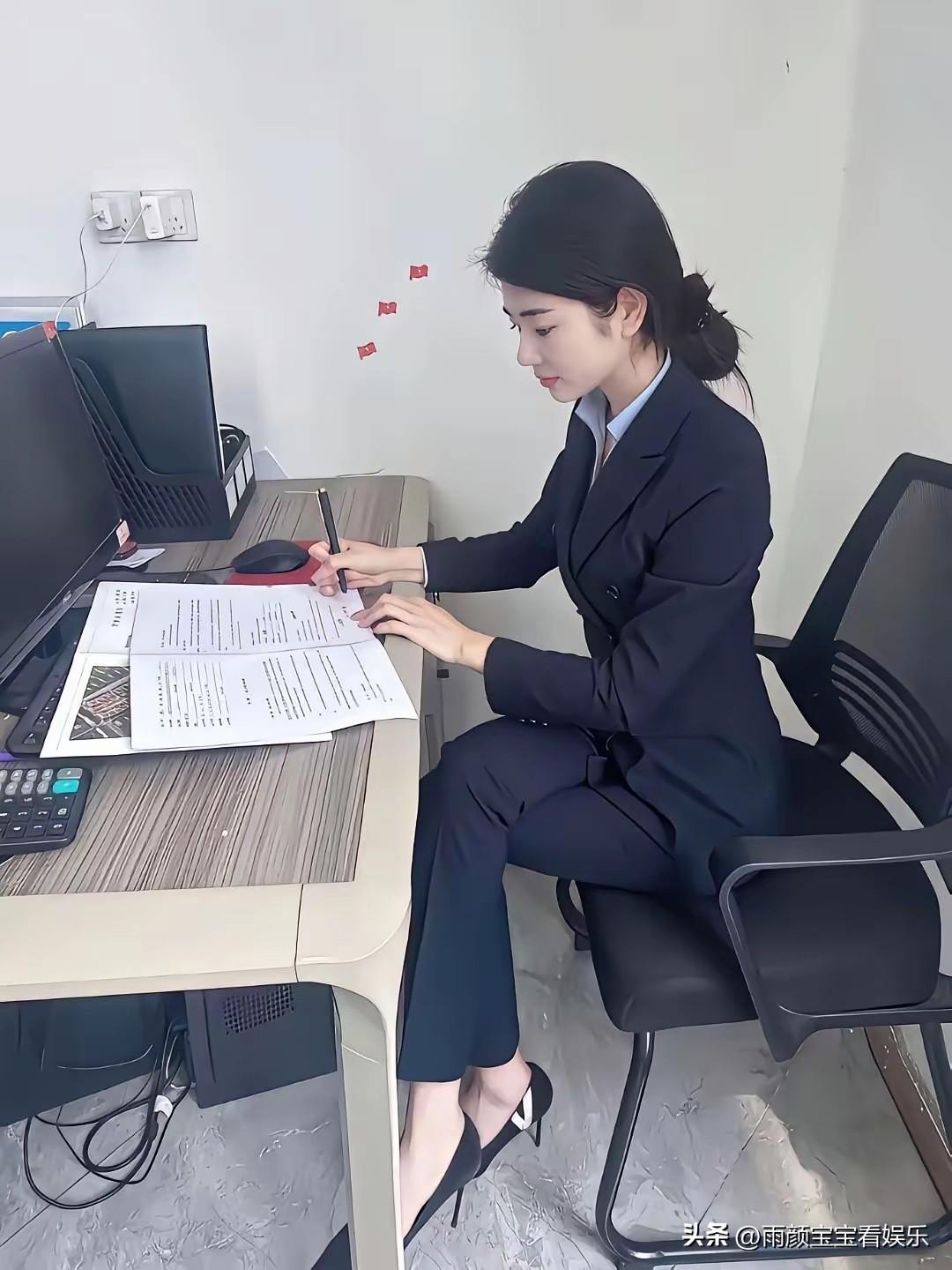 事实证明，女生穿制服真的很好看！