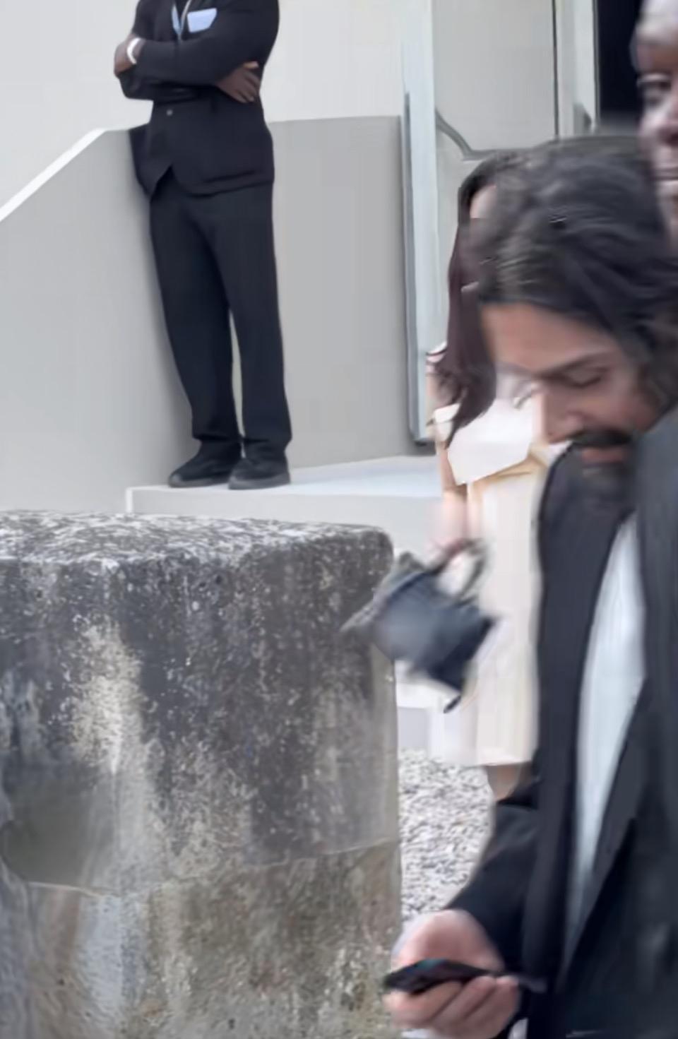 秀场光影里的温柔瞬间㊙️米白色的柔光漫过秀场的台阶，镜头捕捉到的，是一场关于优雅