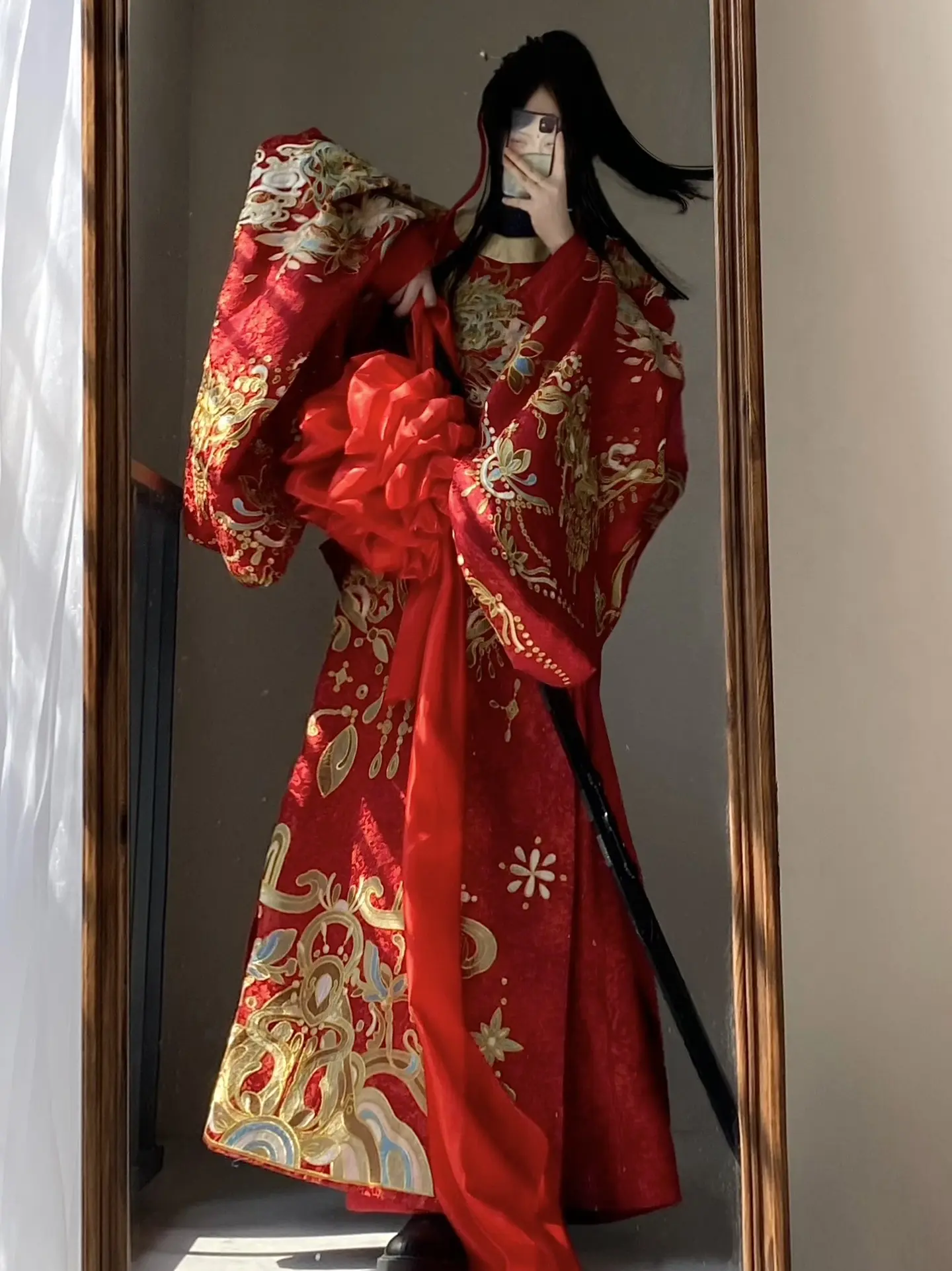 “殿下，臣来迟了。”