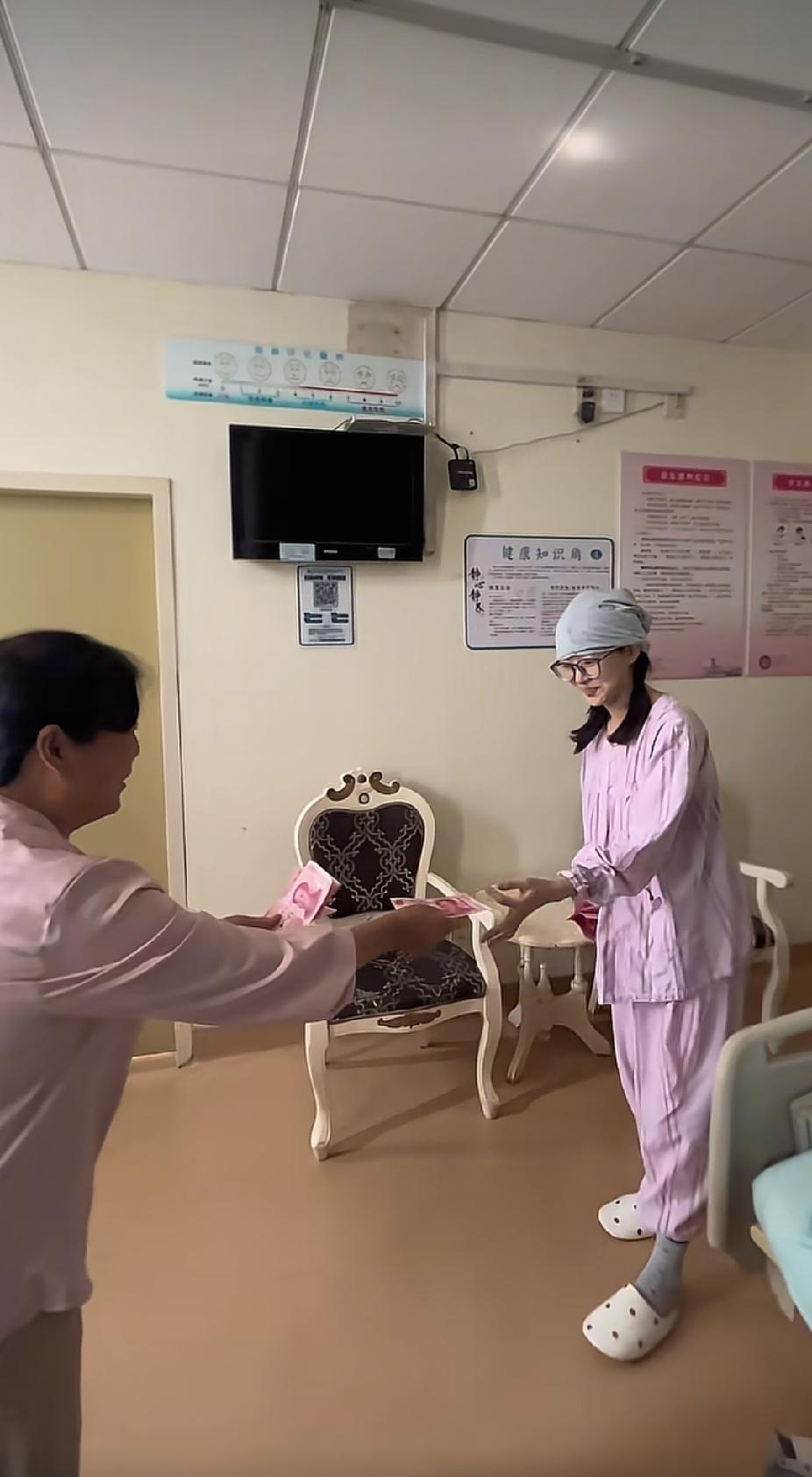 儿媳妇产后畏惧下床走路，婆婆做出的一个举动，让人看着直呼感动了。

儿媳妇在医院