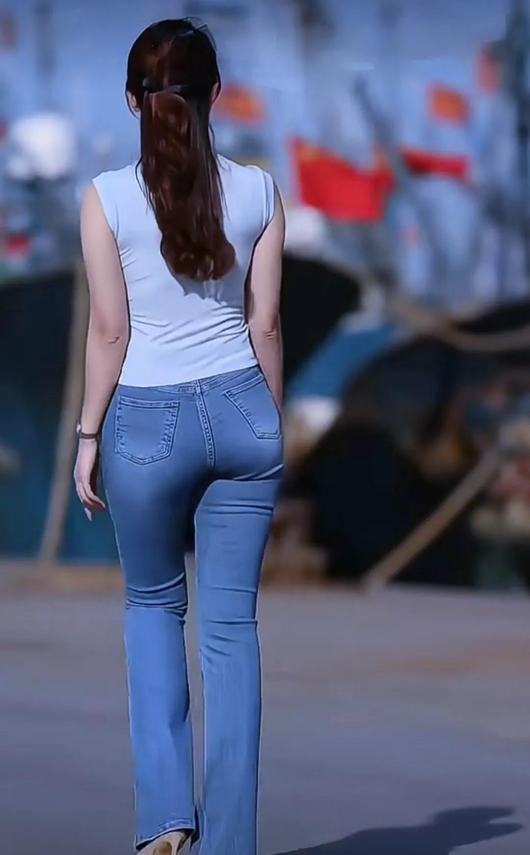 牛仔裤美妇人