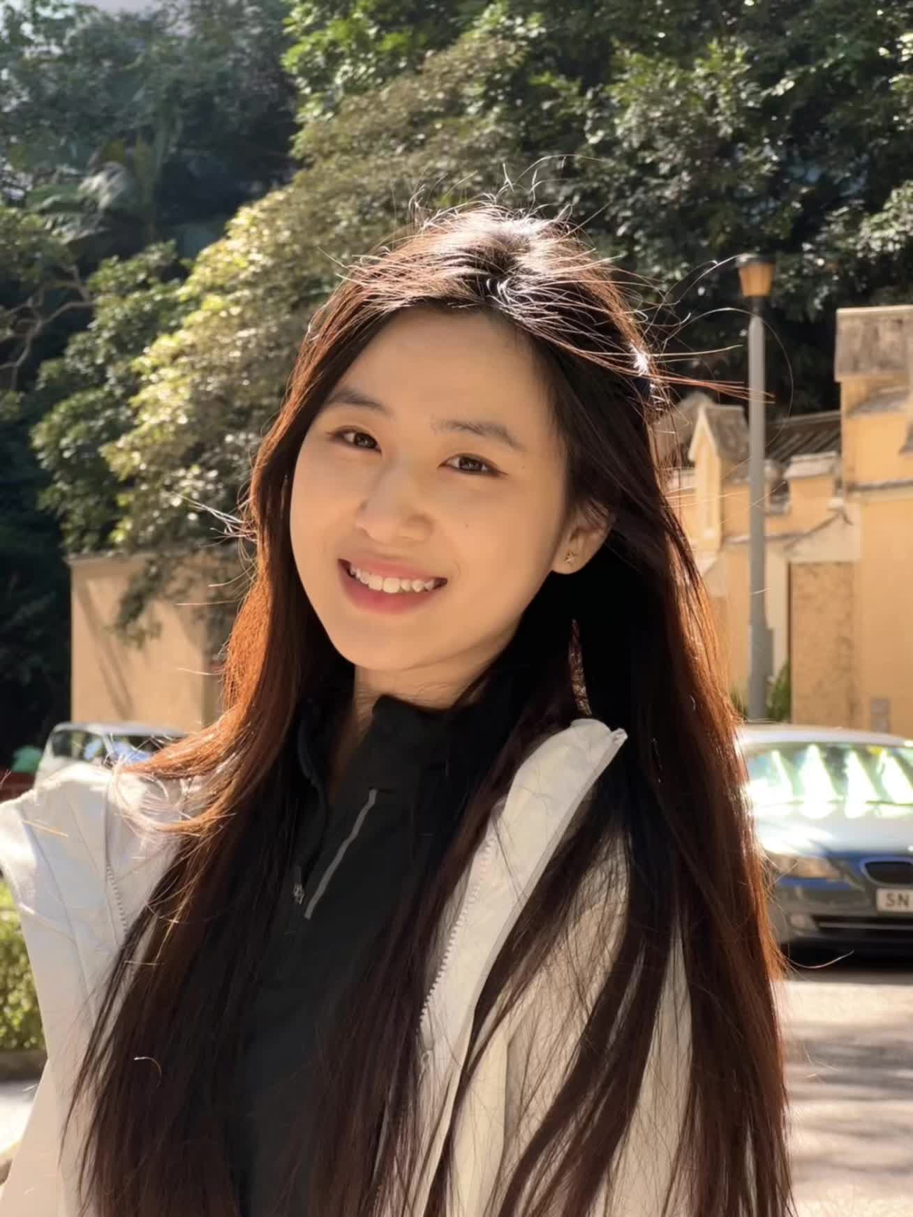 朋友随手一拍 发光发丝拿下 阳光是氛围感的源头！