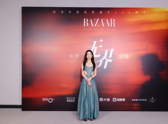 今天李梦在上海出席时尚活动，她这次搭配了一身蓝色的裙子，看起来特别的高雅。

李