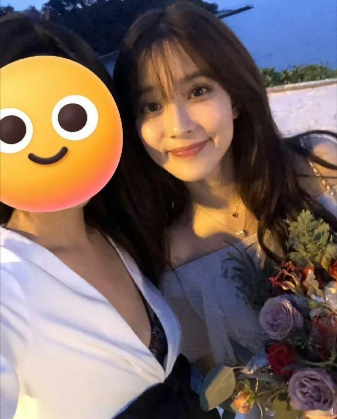 在朋友婚礼上当伴娘的孟子义 旧照里的孟子义，婴儿肥让她笑起来时嘴角的弧度都格外甜