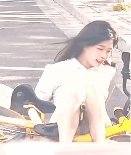这下尴尬了。
今天出门就看到一美女骑共享单车出糗了。她骑着车风风火火的，估计是赶