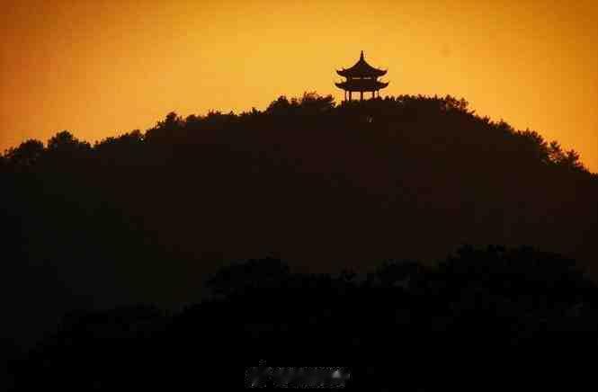 #那些年我没读完的红楼梦# 还记得小时候在家里书架上看过的红楼梦是竖版繁体字的，