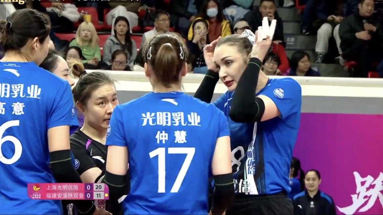 第八轮上海女排对阵福建女排第一局，双外援的上海女排进攻实力强太多，而且“高个子”