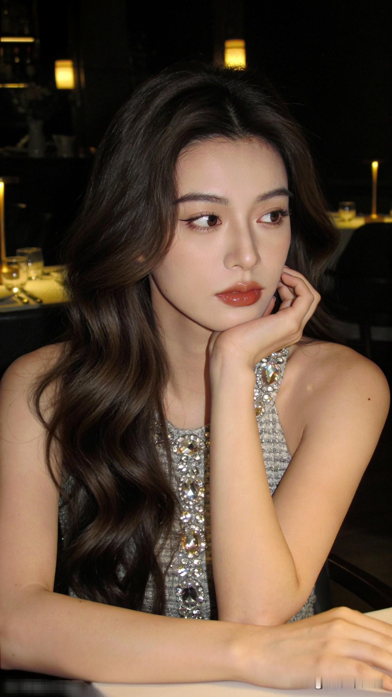 灯火阑珊处，美人倚栏思。共享美人靓照 优雅晚宴穿搭，闪耀的银色礼服，尽显迷人魅力