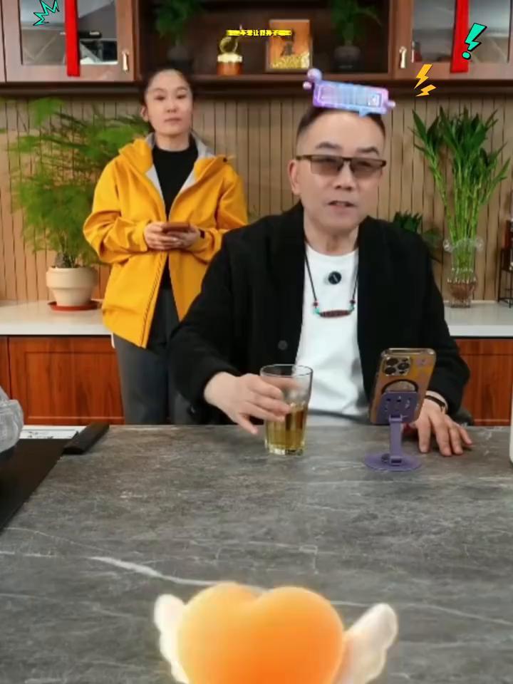 我也不想让我孙子唱戏，他不唱戏浑身痒痒。
别让我孙子唱戏，是我也不想让我孙子唱戏