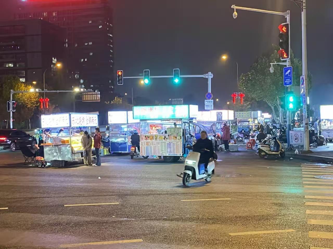 合肥为嘛这么包容摆地摊呢？白水坝的自行车道路口被堵的死死的，白水坝的堵，特别是靠