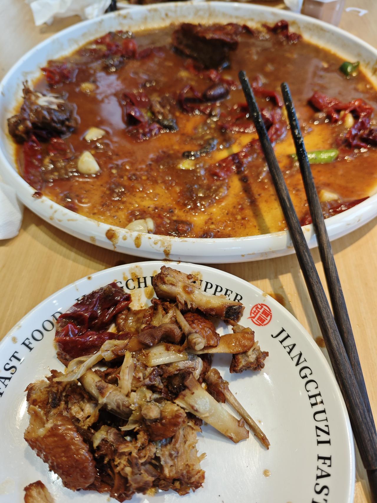 最近老公在家办公
一开始挺高兴的
终于可以省钱了
有陪伴了

交通费省了 
不用