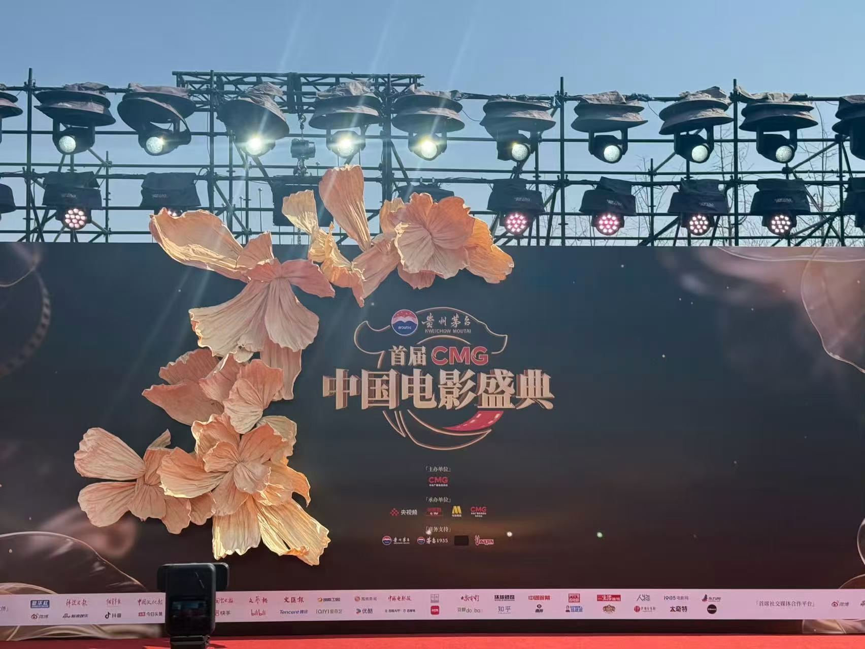 CMG中国电影盛典影人群像红毯之上，百位影人集结，每一张面孔都是中国电影的注脚。