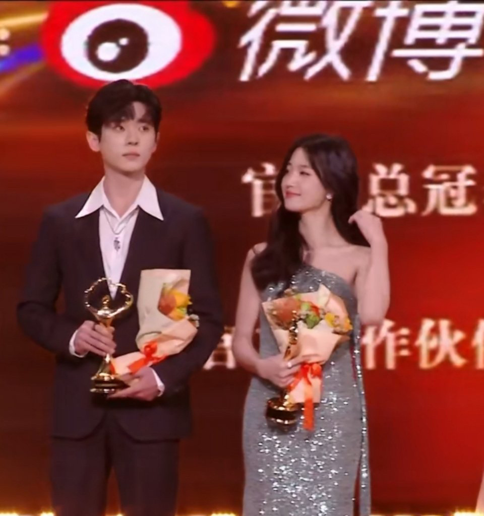 丞磊卢昱晓同台领奖 夜色尚浅 故事未完🌙#丞磊卢昱晓同台领奖# ​​​