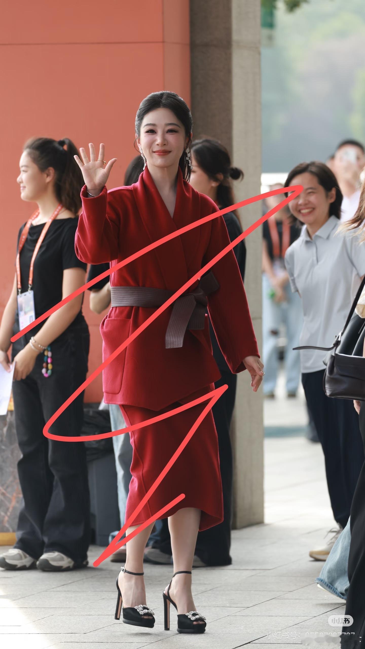 ？我奶遛弯的外套怎么去杨紫身上了 ​​​
