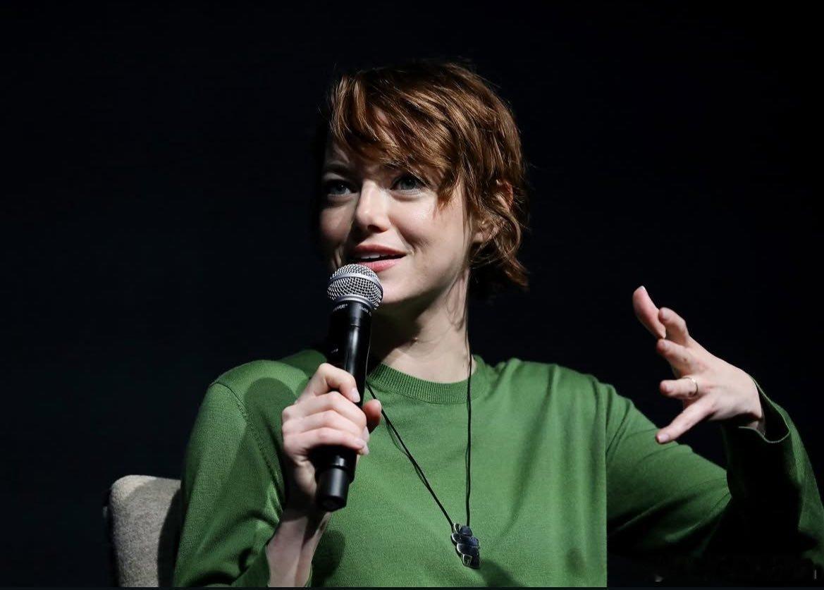 emma stone艾玛斯通昨天在纽约出席Patti Smith举办的《Bugo
