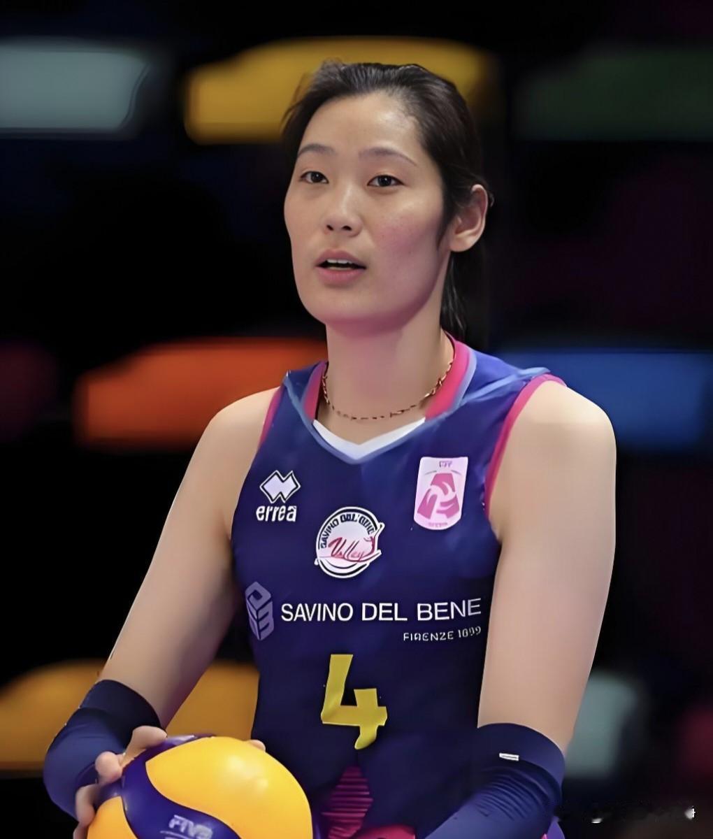 关键分找朱婷!
今天凌晨，意甲女排第25轮，朱婷所在的科内利亚诺女排3-1战胜佩