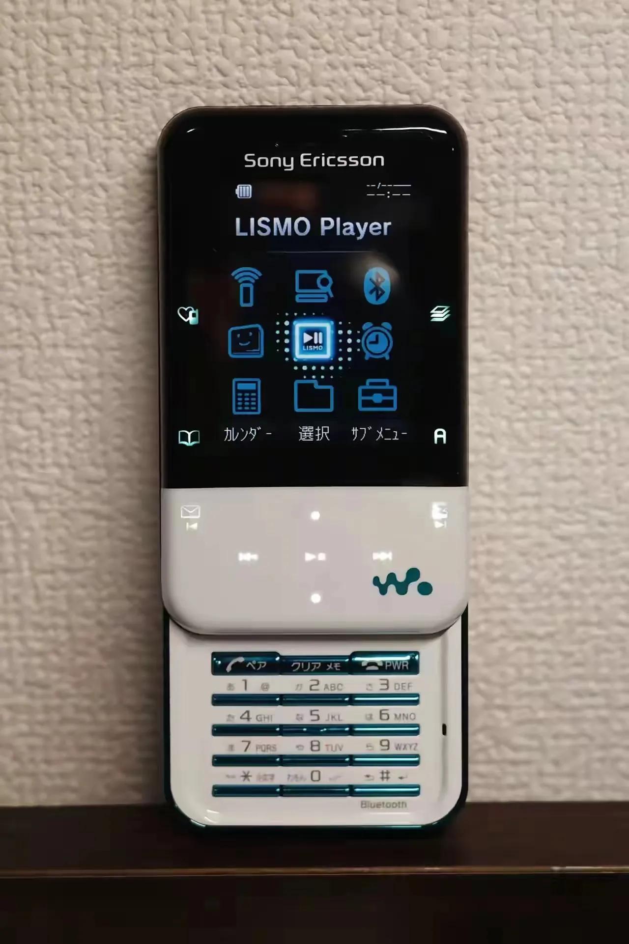 爱立信经典手机
爱立信的设计确实代表了一个时代的手机美学。与如今大同小异的千篇一