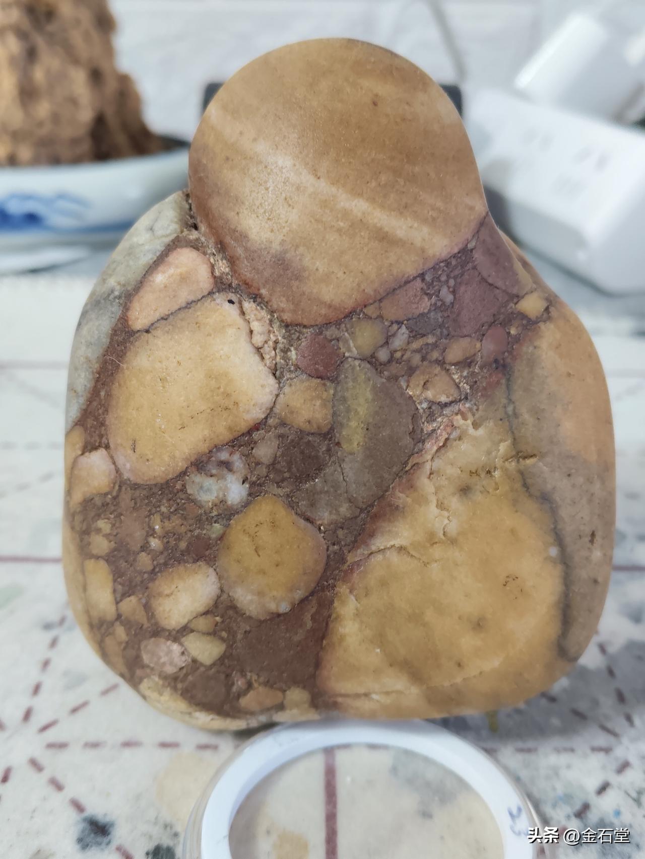 这一方黄河石是包石，也叫多宝石。说不清是靠什么胶结在一起的，生出不少十分耐看的别