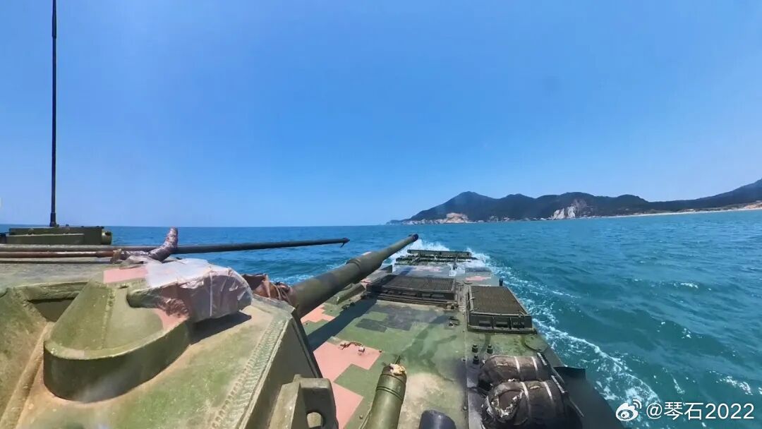 高温涌浪、弹无虚发！东南某海域热浪袭人，茫茫海面上，浪花翻涌、炮声轰鸣，第73集