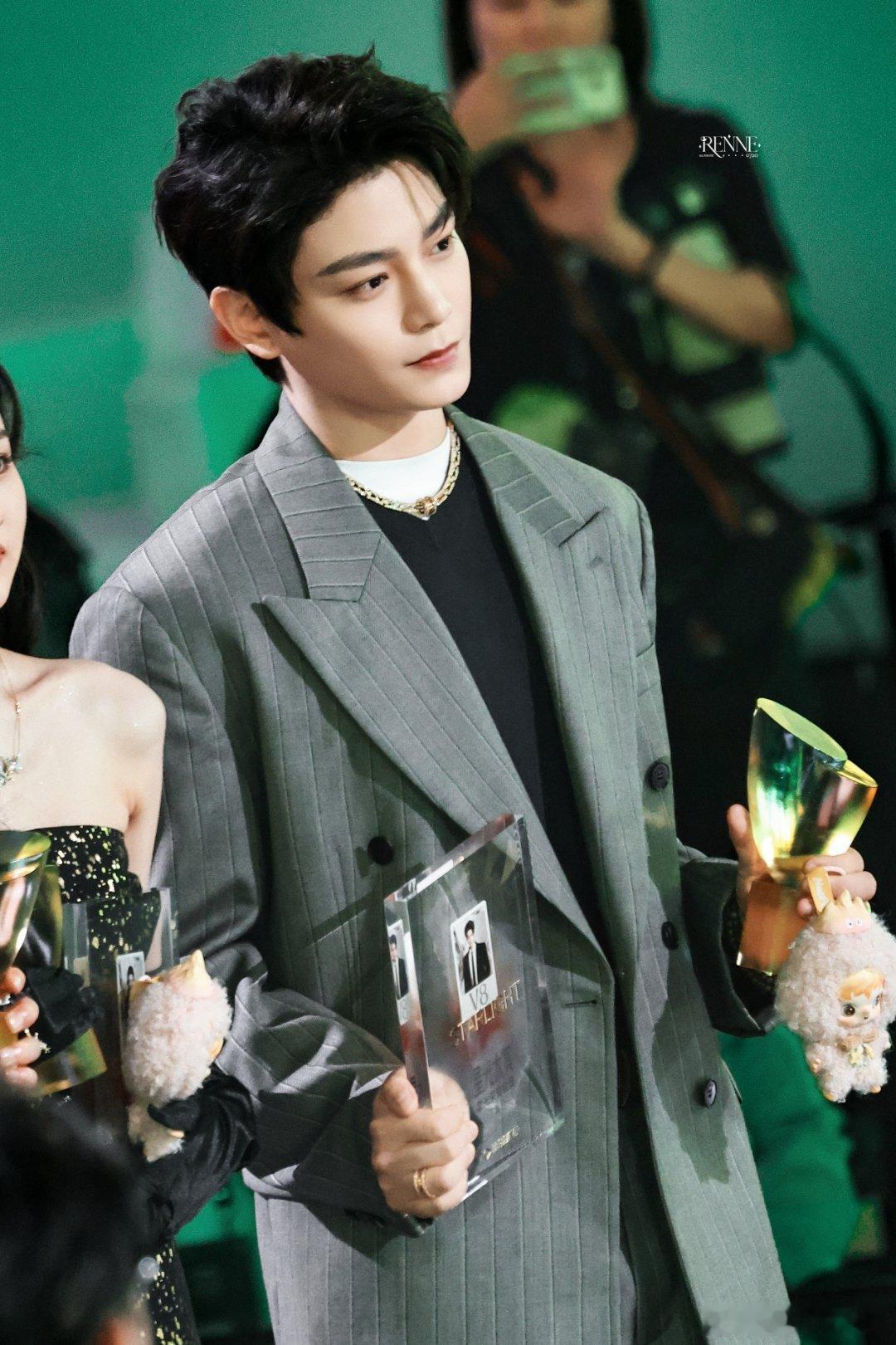 丁禹兮张海侠 dyx丁禹兮南部档案  “我始终相信世界有光，因为我的那束光是你，