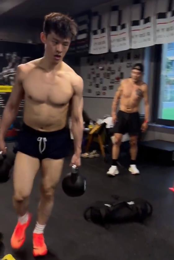 这还是王岚嵚吗？练了一身腱子肉，一改之前给人们留下的单薄印象，看来王岚嵚休赛期真