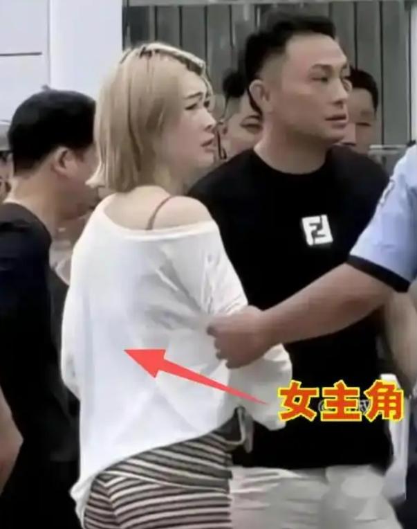 谁也想不到，安安稳稳停在路口等红灯，也会飞来灭顶的灾祸！

过马路守规矩，等红灯