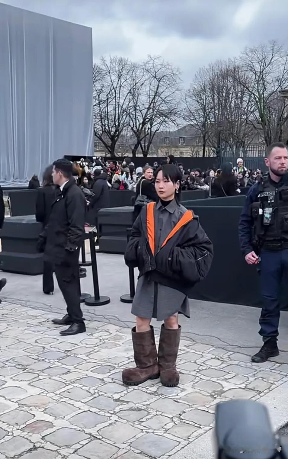 感觉周笔畅要被这双鞋累死～今天，周笔畅身穿巴黎世家服装参加活动，但由于造型严重拉