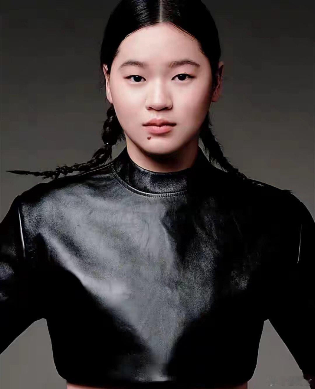 全红婵双马尾皮衣造型登杂志封面祝贺！祝贺！全红婵入选《人物》2025年度封面人物