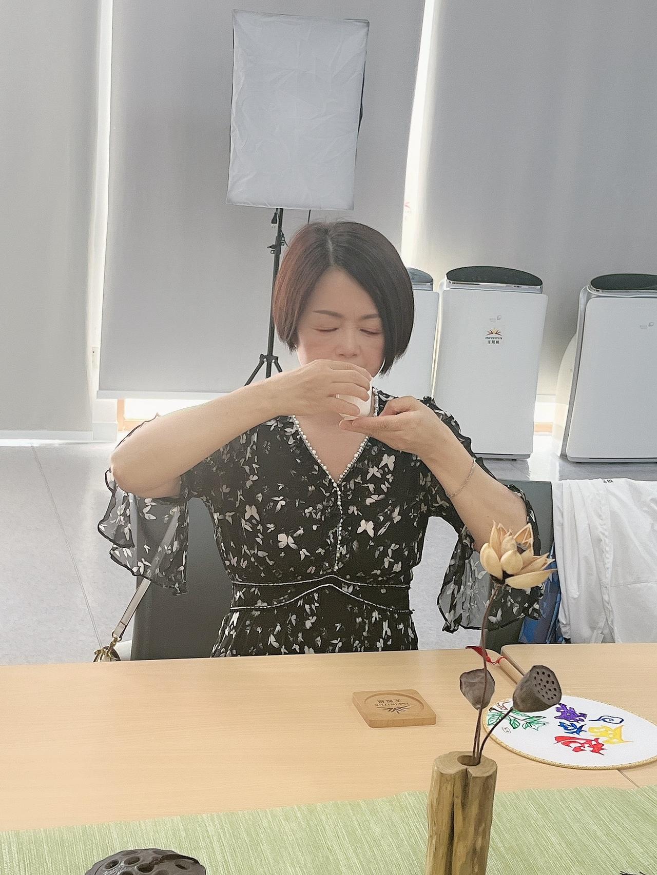 初喝不知茶滋味，在品已是茶中人，愿你余生，有好茶相伴，有佳人相陪！
