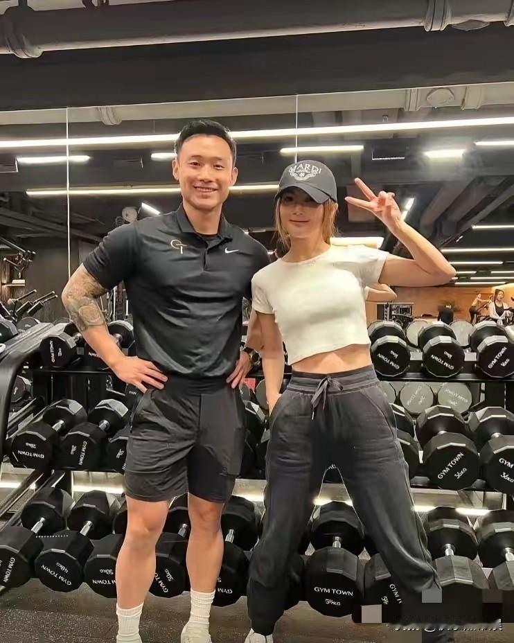 在爱情方面阿Sa就比阿娇要勇敢的多
40多岁官宣恋情，直接让记者把好像两个字去掉