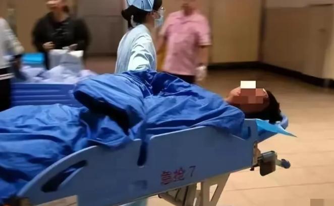 广东一名14岁少年在公交车上突发心脏病昏迷，母亲请求司机送医但遭拒，因需领导批准