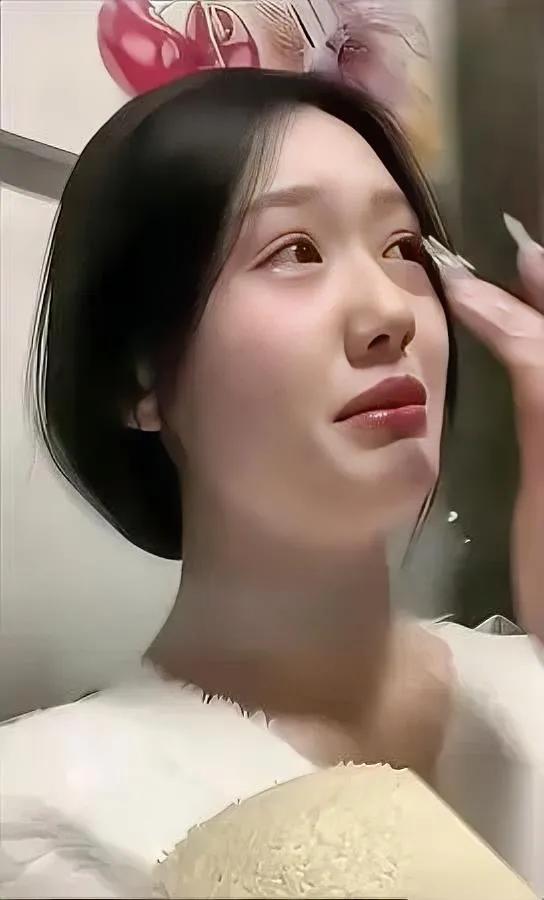 真的看哭了

太可惜了啊

江苏那个蹲路灯下哭到发抖的姑娘，我刷到她视频的时候，