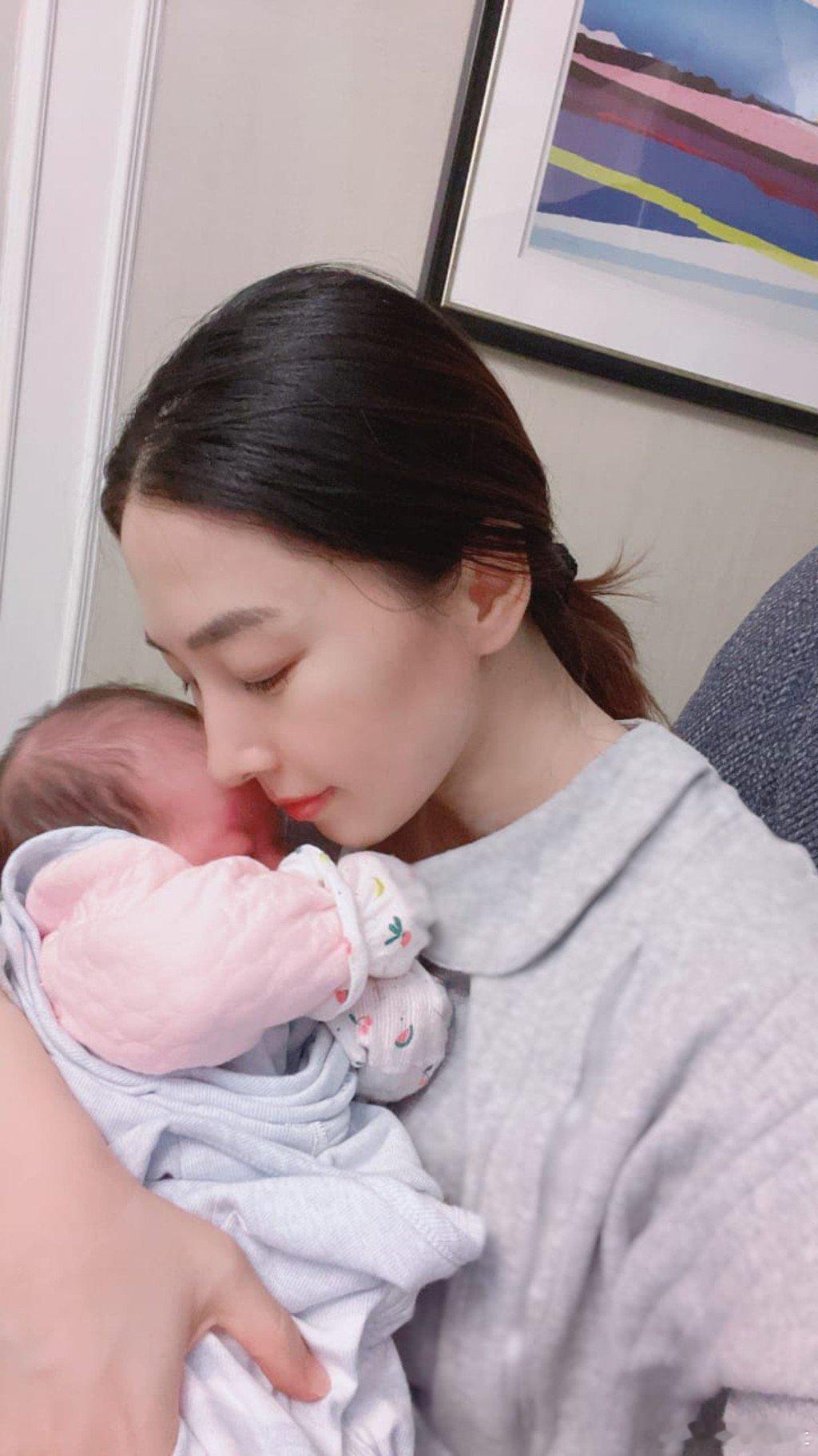 42歲前TVB女星賈曉晨（JJ），2016年嫁給武打影星樊少皇，育有兩名女兒，婚