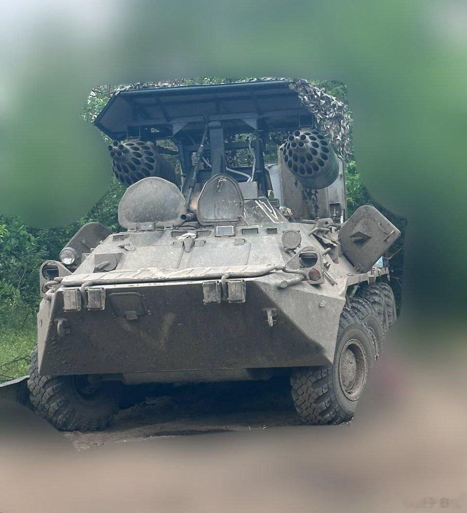 俄罗斯 БТР-80装甲车安装УБ-32-57火箭发射巢，发射С-5 航空火箭弹