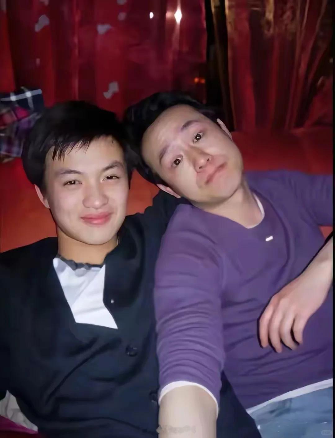 张颂文和周一围年轻时候，张颂文装怪抿嘴歪头靠在周一围旁边，周一围满脸笑意的盯着镜