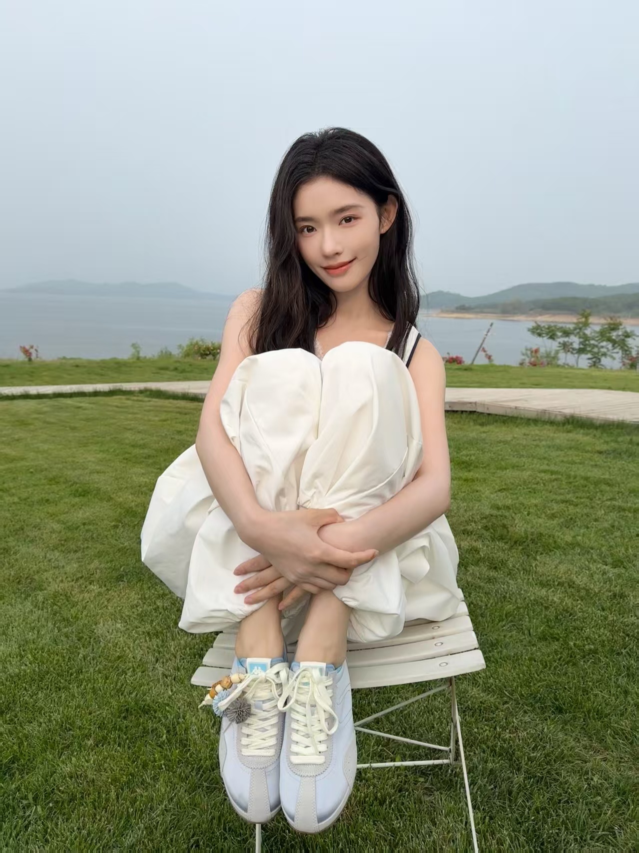 今年时尚圈悄悄卷起“复古运动混搭风”，成了女明星私服的新风向标。有趣的是，宋佳、