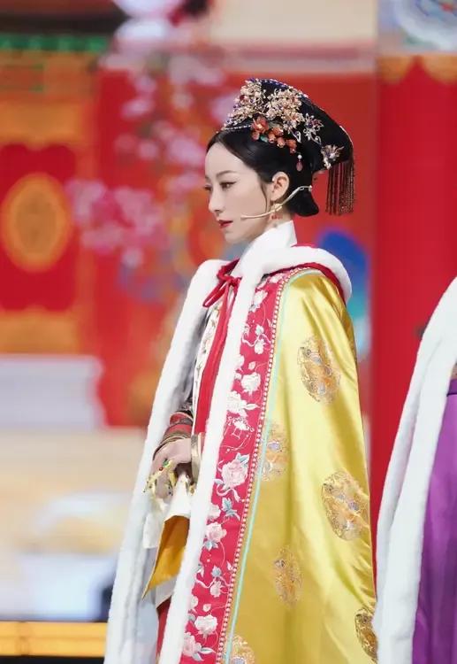 韩雪版的“乌拉那拉氏”多了一丝柔美，眼神里有惆怅和委屈。蔡少芬版本的皇后更加硬气
