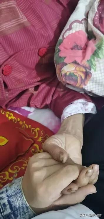 保姆照顾75岁瘫痪大爷18年，大爷去世后，她收拾行李准备离开，大爷儿子突然抢过包